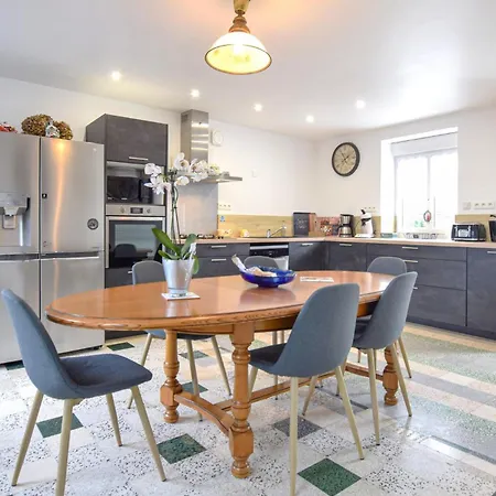 Nice Home In Saint-Marcouf With Wifi